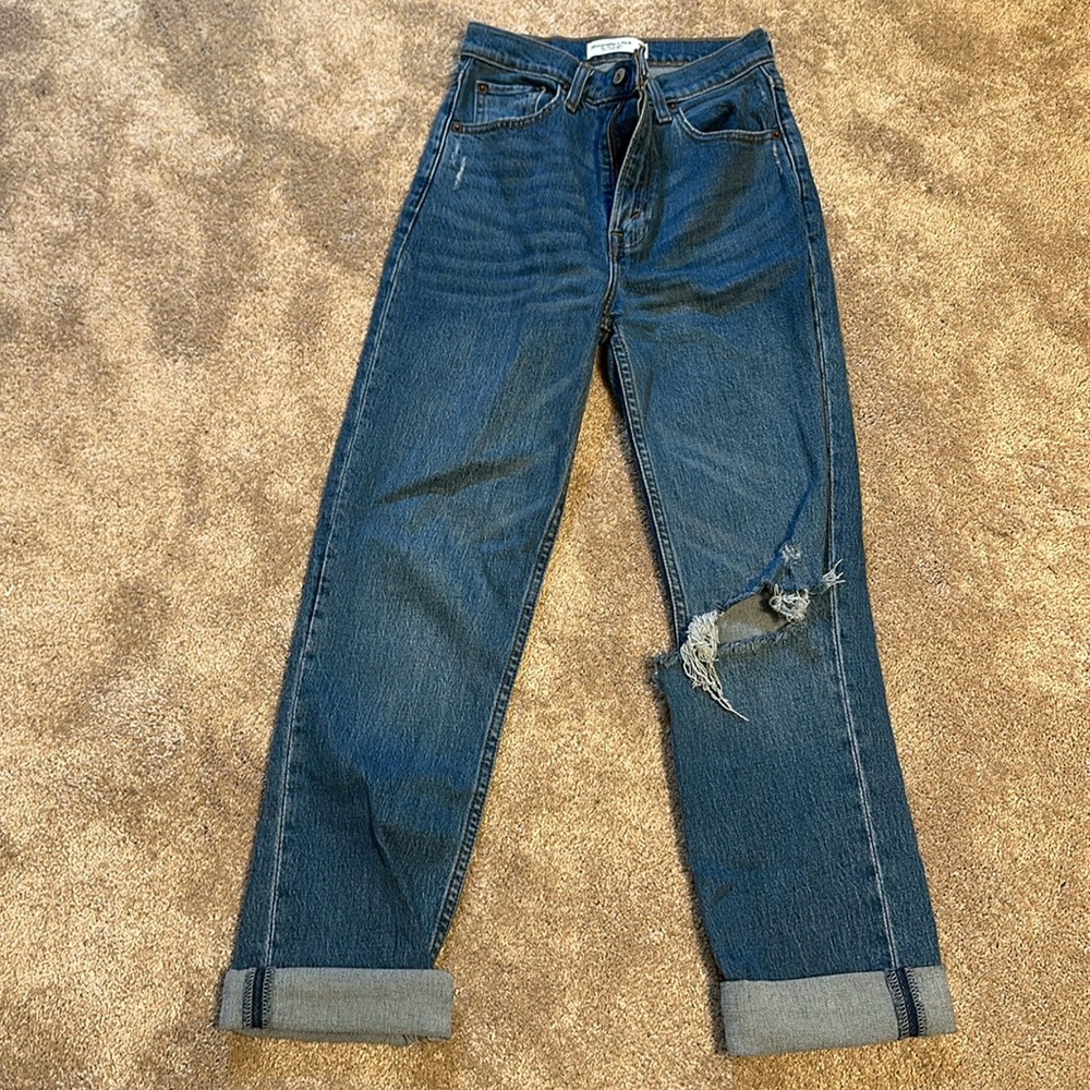 Abercrombie - 90’s Straight High Rise, distressed knee